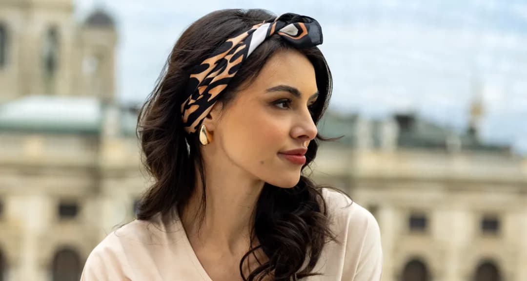 Apaszka Toteme: Pikanteria w Twoim stylu - kluczowy element każdej stylizacji!