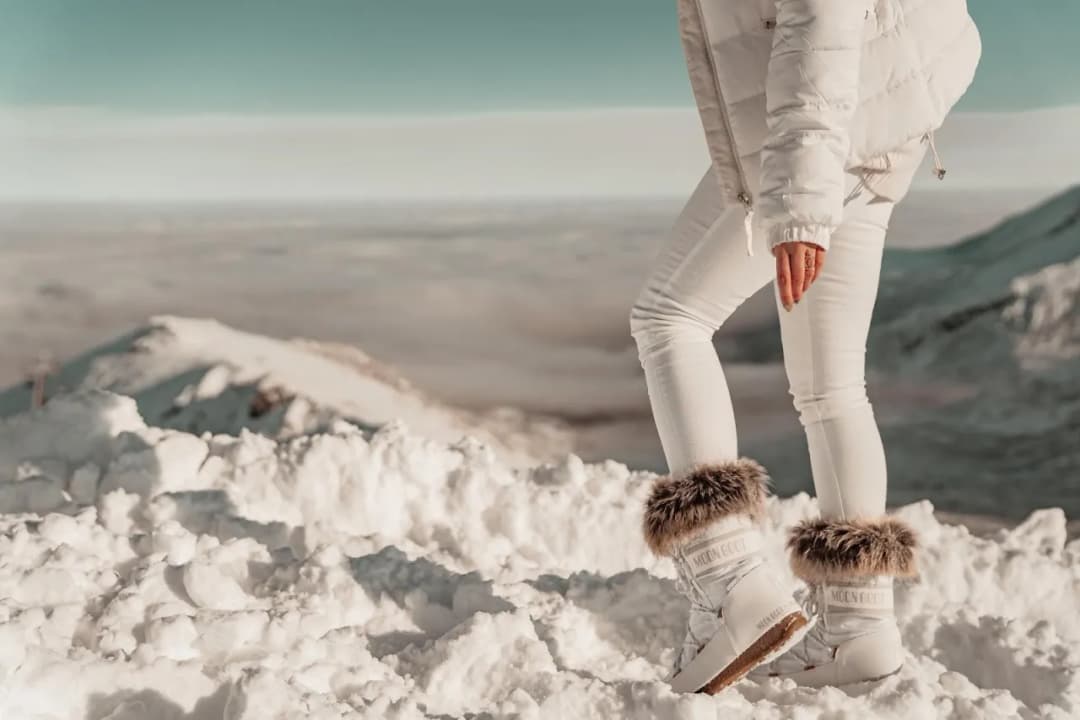 Moon Boot stylizacje: Zimowa modowa rewolucja - odkryj, jak nosić kultowe śniegowce!