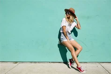 Krótkie spodenki stylizacje: Modne propozycje na lato!